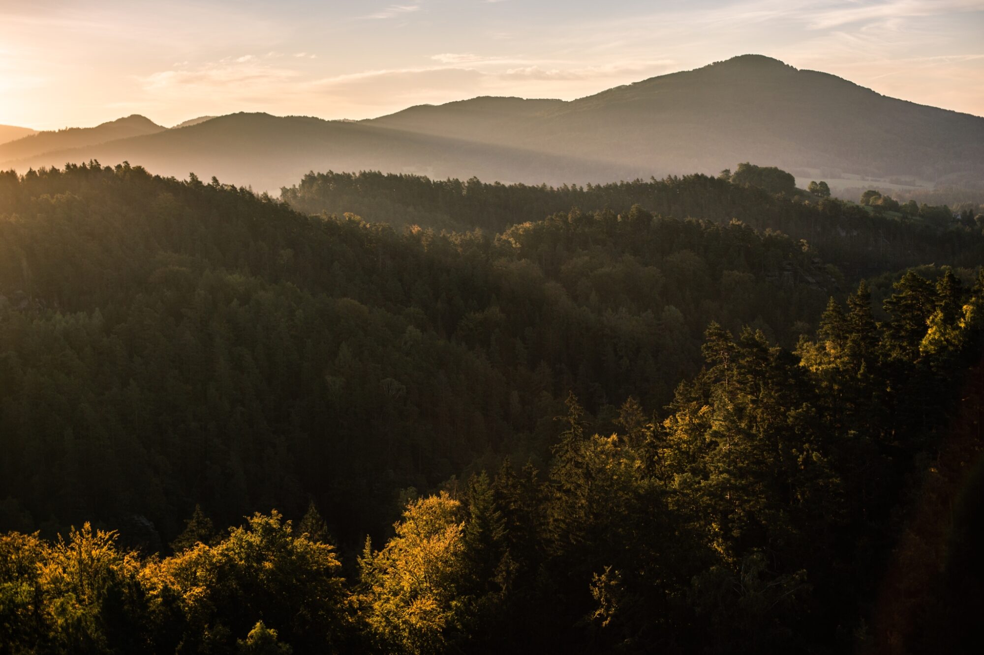 Východ slunce z Vilemíniny vyhlídky, České Švýcarsko © Anna Jirásková