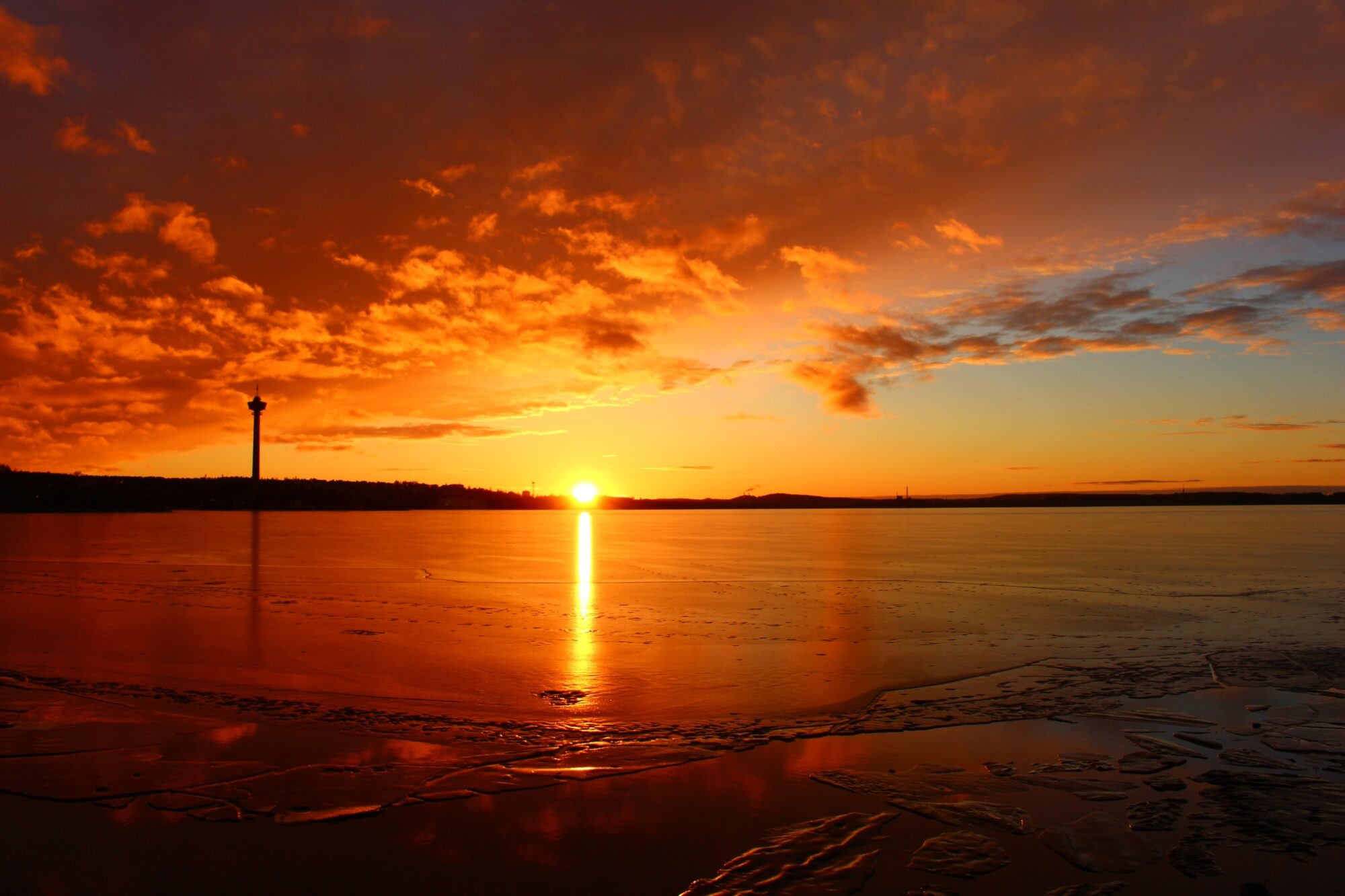 Západ slunce, Tampere, jezero Näsijärvi s věží Näsinneula, Finsko, Suomi © Anna Jirásková